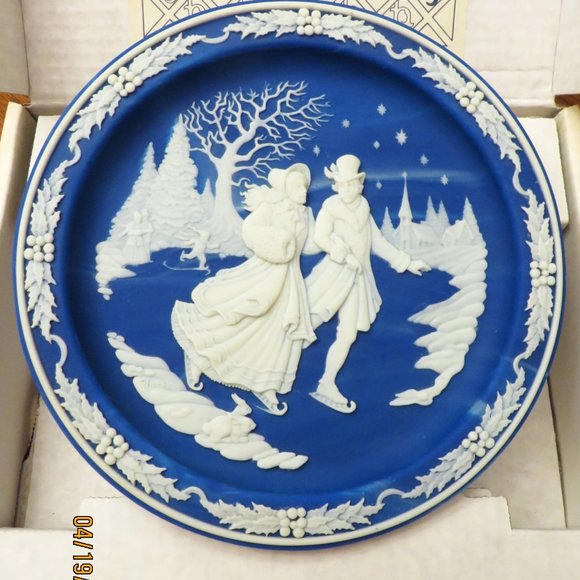 BEAUTIFUL NEW! Collectible Christmas Cameo Plate "Skaters at Midnight" R Akers - Picture 3 of 5